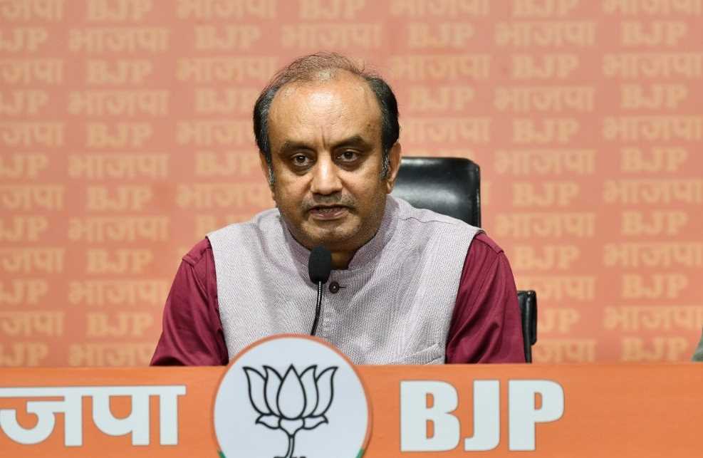 क्या सपा सरकार में बने हज हाउस और कब्रिस्तान अच्छे थे?, राम मंदिर को बेकार बताने पर बिफरी भाजपा